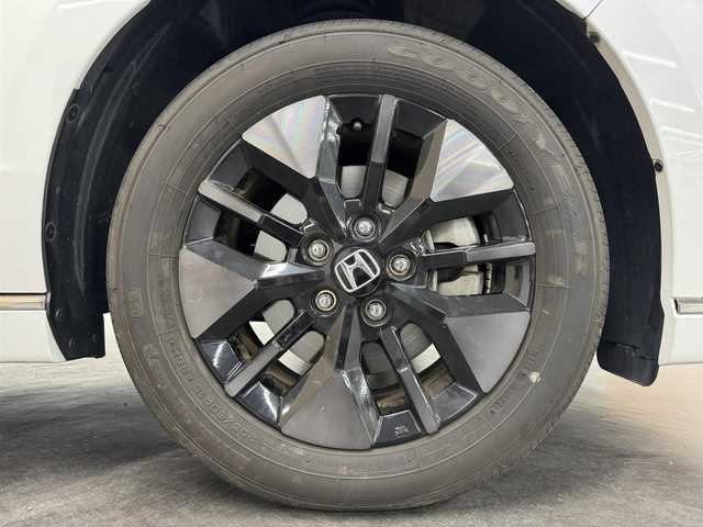 ホンダ ステップワゴン スパーダ 三重県 2024(令6)年 1.7万km プラチナホワイトパール ガソリン・ターボ/FF/MTモード付インパネCVT/純正 11.4インチナビ LXM-247VFLi/（CD/DVD/FM/AM/TV/SD/Music Rack/USB/Bluetooth/CarPlay/AndroidAuto）/バックビューモニター/両側パワースライドドア/ドライブレコーダー 前後/ビルトイン ETC/Honda SENSING/・衝突軽減ブレーキ［CMBS］/・車線維持支援システム［LKAS］/・アダプティブクルーズコントロール［ACC］/・アダプティブドライビングビーム［ADB］/・路外逸脱抑制機能/・先行車発進お知らせ機能/・標識認識機能/・パーキングセンサーシステム（前後）/・ブラインドスポットインフォメーション［BSI］/装備/・【OP】2列目オットマンシート/・ハーフレザーシート/・シートヒーター（D/N）/・パワーテールゲート/・トリプルゾーン・フルオートエアコン（左右独立＆後席独立）/・電子パーキングブレーキ＋ブレーキホールド機能/・パドルシフト/・全列USBチャージャー/・ステアリングスイッチ/・プッシュスタート/・SPADA専用 16インチアルミホイール