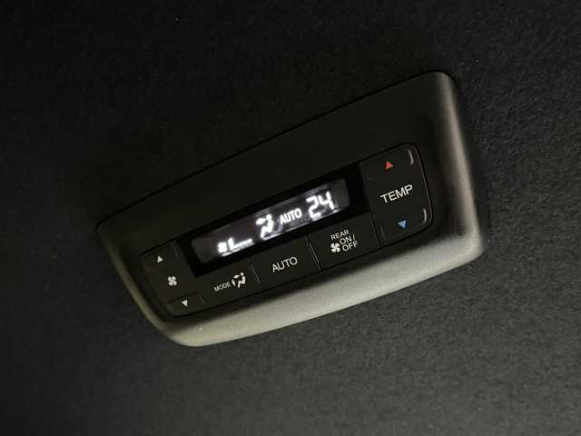 ホンダ ステップワゴン スパーダ 三重県 2024(令6)年 1.7万km プラチナホワイトパール ガソリン・ターボ/FF/MTモード付インパネCVT/純正 11.4インチナビ LXM-247VFLi/（CD/DVD/FM/AM/TV/SD/Music Rack/USB/Bluetooth/CarPlay/AndroidAuto）/バックビューモニター/両側パワースライドドア/ドライブレコーダー 前後/ビルトイン ETC/Honda SENSING/・衝突軽減ブレーキ［CMBS］/・車線維持支援システム［LKAS］/・アダプティブクルーズコントロール［ACC］/・アダプティブドライビングビーム［ADB］/・路外逸脱抑制機能/・先行車発進お知らせ機能/・標識認識機能/・パーキングセンサーシステム（前後）/・ブラインドスポットインフォメーション［BSI］/装備/・【OP】2列目オットマンシート/・ハーフレザーシート/・シートヒーター（D/N）/・パワーテールゲート/・トリプルゾーン・フルオートエアコン（左右独立＆後席独立）/・電子パーキングブレーキ＋ブレーキホールド機能/・パドルシフト/・全列USBチャージャー/・ステアリングスイッチ/・プッシュスタート/・SPADA専用 16インチアルミホイール