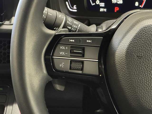 ホンダ ステップワゴン スパーダ 三重県 2024(令6)年 1.7万km プラチナホワイトパール ガソリン・ターボ/FF/MTモード付インパネCVT/純正 11.4インチナビ LXM-247VFLi/（CD/DVD/FM/AM/TV/SD/Music Rack/USB/Bluetooth/CarPlay/AndroidAuto）/バックビューモニター/両側パワースライドドア/ドライブレコーダー 前後/ビルトイン ETC/Honda SENSING/・衝突軽減ブレーキ［CMBS］/・車線維持支援システム［LKAS］/・アダプティブクルーズコントロール［ACC］/・アダプティブドライビングビーム［ADB］/・路外逸脱抑制機能/・先行車発進お知らせ機能/・標識認識機能/・パーキングセンサーシステム（前後）/・ブラインドスポットインフォメーション［BSI］/装備/・【OP】2列目オットマンシート/・ハーフレザーシート/・シートヒーター（D/N）/・パワーテールゲート/・トリプルゾーン・フルオートエアコン（左右独立＆後席独立）/・電子パーキングブレーキ＋ブレーキホールド機能/・パドルシフト/・全列USBチャージャー/・ステアリングスイッチ/・プッシュスタート/・SPADA専用 16インチアルミホイール