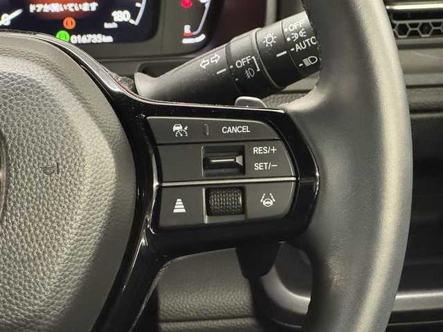 ホンダ ステップワゴン スパーダ 三重県 2024(令6)年 1.7万km プラチナホワイトパール ガソリン・ターボ/FF/MTモード付インパネCVT/純正 11.4インチナビ LXM-247VFLi/（CD/DVD/FM/AM/TV/SD/Music Rack/USB/Bluetooth/CarPlay/AndroidAuto）/バックビューモニター/両側パワースライドドア/ドライブレコーダー 前後/ビルトイン ETC/Honda SENSING/・衝突軽減ブレーキ［CMBS］/・車線維持支援システム［LKAS］/・アダプティブクルーズコントロール［ACC］/・アダプティブドライビングビーム［ADB］/・路外逸脱抑制機能/・先行車発進お知らせ機能/・標識認識機能/・パーキングセンサーシステム（前後）/・ブラインドスポットインフォメーション［BSI］/装備/・【OP】2列目オットマンシート/・ハーフレザーシート/・シートヒーター（D/N）/・パワーテールゲート/・トリプルゾーン・フルオートエアコン（左右独立＆後席独立）/・電子パーキングブレーキ＋ブレーキホールド機能/・パドルシフト/・全列USBチャージャー/・ステアリングスイッチ/・プッシュスタート/・SPADA専用 16インチアルミホイール