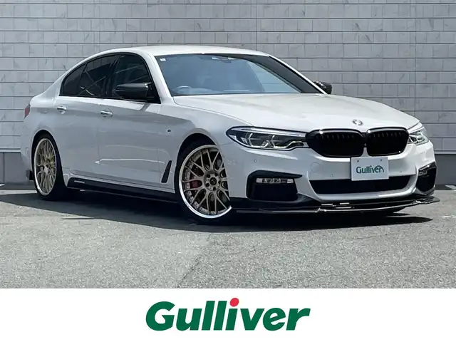 ＢＭＷ ５２３ｄ Mスポーツ 愛知県 2017(平29)年 8.7万km パール ツインパワーターボ/iDorive/アルカンターラコンビネーションシート/アンビエントライト/全方位カメラ/フルセグTV/CD/DVD再生/ETC2.0（ミラー内蔵型）/Bluetooth/USB接続/パワーシート（D/N）/社外製フロアマット/ハンズフリー電動トランクリッド/MAVERICK20インチアルミホイール/社外製フルエアロ（フロントアンダースポイラー、サイドスカート、リアアンダースポイラー、トランクスポイラー、ディフーザー）/Eibach製ダウンサス/パドルシフト/レーダークルーズコントロール/LEDヘッドライト/オートマチックハイビーム/コーナーセンサー/横滑り防止装置/衝突軽減ブレーキ/レーンキープアシスト/ブラインドスポットモニター/電動パーキングブレーキ/ブレーキホールド/カロッツェリア製ドライブレコーダー（前）/キャリパーカバー