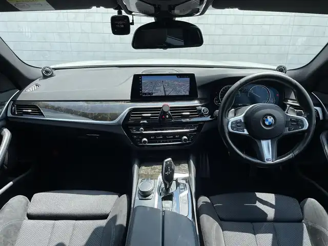 ＢＭＷ ５２３ｄ Mスポーツ 愛知県 2017(平29)年 8.7万km パール ツインパワーターボ/iDorive/アルカンターラコンビネーションシート/アンビエントライト/全方位カメラ/フルセグTV/CD/DVD再生/ETC2.0（ミラー内蔵型）/Bluetooth/USB接続/パワーシート（D/N）/社外製フロアマット/ハンズフリー電動トランクリッド/MAVERICK20インチアルミホイール/社外製フルエアロ（フロントアンダースポイラー、サイドスカート、リアアンダースポイラー、トランクスポイラー、ディフーザー）/Eibach製ダウンサス/パドルシフト/レーダークルーズコントロール/LEDヘッドライト/オートマチックハイビーム/コーナーセンサー/横滑り防止装置/衝突軽減ブレーキ/レーンキープアシスト/ブラインドスポットモニター/電動パーキングブレーキ/ブレーキホールド/カロッツェリア製ドライブレコーダー（前）/キャリパーカバー
