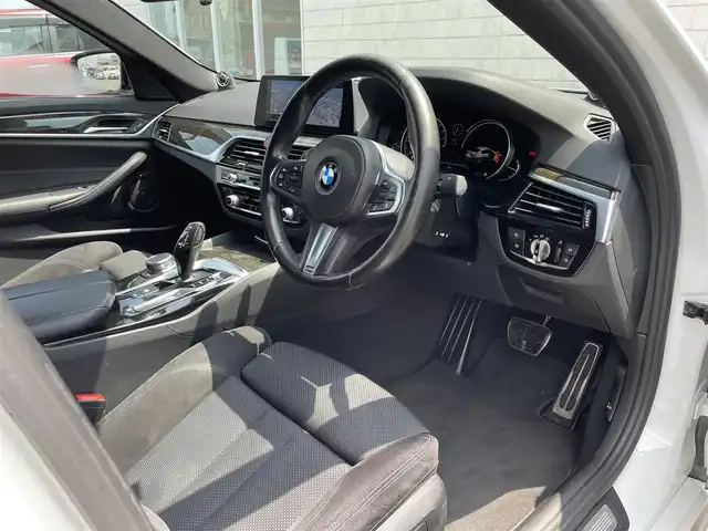 ＢＭＷ ５２３ｄ Mスポーツ 愛知県 2017(平29)年 8.7万km パール ツインパワーターボ/iDorive/アルカンターラコンビネーションシート/アンビエントライト/全方位カメラ/フルセグTV/CD/DVD再生/ETC2.0（ミラー内蔵型）/Bluetooth/USB接続/パワーシート（D/N）/社外製フロアマット/ハンズフリー電動トランクリッド/MAVERICK20インチアルミホイール/社外製フルエアロ（フロントアンダースポイラー、サイドスカート、リアアンダースポイラー、トランクスポイラー、ディフーザー）/Eibach製ダウンサス/パドルシフト/レーダークルーズコントロール/LEDヘッドライト/オートマチックハイビーム/コーナーセンサー/横滑り防止装置/衝突軽減ブレーキ/レーンキープアシスト/ブラインドスポットモニター/電動パーキングブレーキ/ブレーキホールド/カロッツェリア製ドライブレコーダー（前）/キャリパーカバー