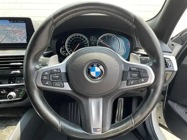 ＢＭＷ ５２３ｄ Mスポーツ 愛知県 2017(平29)年 8.7万km パール ツインパワーターボ/iDorive/アルカンターラコンビネーションシート/アンビエントライト/全方位カメラ/フルセグTV/CD/DVD再生/ETC2.0（ミラー内蔵型）/Bluetooth/USB接続/パワーシート（D/N）/社外製フロアマット/ハンズフリー電動トランクリッド/MAVERICK20インチアルミホイール/社外製フルエアロ（フロントアンダースポイラー、サイドスカート、リアアンダースポイラー、トランクスポイラー、ディフーザー）/Eibach製ダウンサス/パドルシフト/レーダークルーズコントロール/LEDヘッドライト/オートマチックハイビーム/コーナーセンサー/横滑り防止装置/衝突軽減ブレーキ/レーンキープアシスト/ブラインドスポットモニター/電動パーキングブレーキ/ブレーキホールド/カロッツェリア製ドライブレコーダー（前）/キャリパーカバー