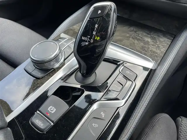 ＢＭＷ ５２３ｄ Mスポーツ 愛知県 2017(平29)年 8.7万km パール ツインパワーターボ/iDorive/アルカンターラコンビネーションシート/アンビエントライト/全方位カメラ/フルセグTV/CD/DVD再生/ETC2.0（ミラー内蔵型）/Bluetooth/USB接続/パワーシート（D/N）/社外製フロアマット/ハンズフリー電動トランクリッド/MAVERICK20インチアルミホイール/社外製フルエアロ（フロントアンダースポイラー、サイドスカート、リアアンダースポイラー、トランクスポイラー、ディフーザー）/Eibach製ダウンサス/パドルシフト/レーダークルーズコントロール/LEDヘッドライト/オートマチックハイビーム/コーナーセンサー/横滑り防止装置/衝突軽減ブレーキ/レーンキープアシスト/ブラインドスポットモニター/電動パーキングブレーキ/ブレーキホールド/カロッツェリア製ドライブレコーダー（前）/キャリパーカバー