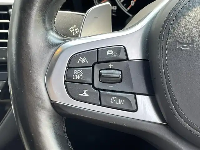 ＢＭＷ ５２３ｄ Mスポーツ 愛知県 2017(平29)年 8.7万km パール ツインパワーターボ/iDorive/アルカンターラコンビネーションシート/アンビエントライト/全方位カメラ/フルセグTV/CD/DVD再生/ETC2.0（ミラー内蔵型）/Bluetooth/USB接続/パワーシート（D/N）/社外製フロアマット/ハンズフリー電動トランクリッド/MAVERICK20インチアルミホイール/社外製フルエアロ（フロントアンダースポイラー、サイドスカート、リアアンダースポイラー、トランクスポイラー、ディフーザー）/Eibach製ダウンサス/パドルシフト/レーダークルーズコントロール/LEDヘッドライト/オートマチックハイビーム/コーナーセンサー/横滑り防止装置/衝突軽減ブレーキ/レーンキープアシスト/ブラインドスポットモニター/電動パーキングブレーキ/ブレーキホールド/カロッツェリア製ドライブレコーダー（前）/キャリパーカバー