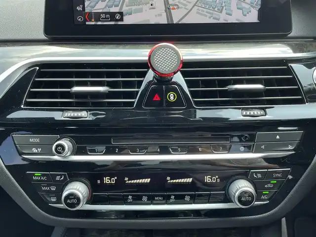 ＢＭＷ ５２３ｄ Mスポーツ 愛知県 2017(平29)年 8.7万km パール ツインパワーターボ/iDorive/アルカンターラコンビネーションシート/アンビエントライト/全方位カメラ/フルセグTV/CD/DVD再生/ETC2.0（ミラー内蔵型）/Bluetooth/USB接続/パワーシート（D/N）/社外製フロアマット/ハンズフリー電動トランクリッド/MAVERICK20インチアルミホイール/社外製フルエアロ（フロントアンダースポイラー、サイドスカート、リアアンダースポイラー、トランクスポイラー、ディフーザー）/Eibach製ダウンサス/パドルシフト/レーダークルーズコントロール/LEDヘッドライト/オートマチックハイビーム/コーナーセンサー/横滑り防止装置/衝突軽減ブレーキ/レーンキープアシスト/ブラインドスポットモニター/電動パーキングブレーキ/ブレーキホールド/カロッツェリア製ドライブレコーダー（前）/キャリパーカバー
