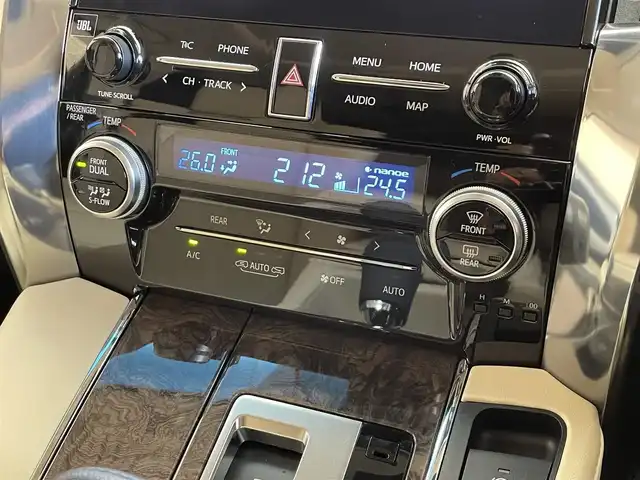 トヨタ アルファードハイブリット エグゼクティブ ラウンジ 岩手県 2021(令3)年 2.4万km ホワイトパールクリスタルシャイン ４WD/電動サイドステップ/ツインムーンルーフ/パノラミックビューモニター/インテリジェントパーキングアシスト/JBLプレミアムサウンドシステム/プレミアムナッパ本革シート/13.3インチリヤエンターテインメントシステム/置くだけ充電/デジタルインナーミラー/三眼LEDヘッドランプ/AC100V1500Wアクセサリーコンセント/パワーバックドア/両側パワースライドドア/エグゼグティブラウンジシート/トヨタセーフティセンス/プリクラッシュセーフティ/レーダークルーズコントロール/レーントレーシングアシスト/アダプティブハイビームシステム/クリアランスソナー/RCTA・BSM/パワーシート/シートヒーター/シートベンチレーション/ステアリングヒーター/10.5インチT-ConnectSDナビ/(フルセグTV・CD・DVD・Blu-rayDisc・Bluetooth・ミラキャスト・AppleCarPlay・AndroidAuto)/ETC2.0/ドライブレコーダー/純正１７インチアルミホイール