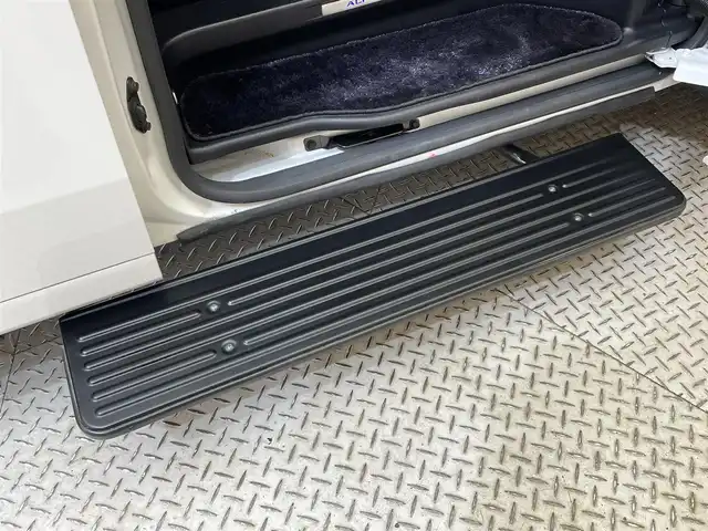 トヨタ アルファードハイブリット エグゼクティブ ラウンジ 岩手県 2021(令3)年 2.4万km ホワイトパールクリスタルシャイン ４WD/電動サイドステップ/ツインムーンルーフ/パノラミックビューモニター/インテリジェントパーキングアシスト/JBLプレミアムサウンドシステム/プレミアムナッパ本革シート/13.3インチリヤエンターテインメントシステム/置くだけ充電/デジタルインナーミラー/三眼LEDヘッドランプ/AC100V1500Wアクセサリーコンセント/パワーバックドア/両側パワースライドドア/エグゼグティブラウンジシート/トヨタセーフティセンス/プリクラッシュセーフティ/レーダークルーズコントロール/レーントレーシングアシスト/アダプティブハイビームシステム/クリアランスソナー/RCTA・BSM/パワーシート/シートヒーター/シートベンチレーション/ステアリングヒーター/10.5インチT-ConnectSDナビ/(フルセグTV・CD・DVD・Blu-rayDisc・Bluetooth・ミラキャスト・AppleCarPlay・AndroidAuto)/ETC2.0/ドライブレコーダー/純正１７インチアルミホイール
