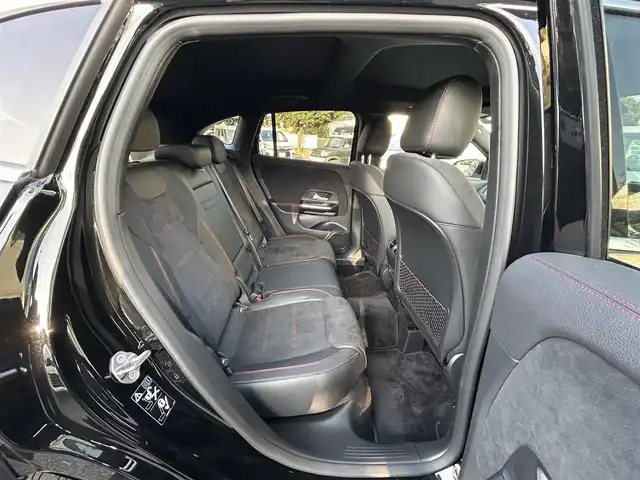 メルセデス・ベンツ Ｍ・ベンツ ＧＬＡ２００ｄ 4マチック AMGライン 東京都 2022(令4)年 0.9万km コスモスブラック 純正ユーザーエクスペリエンスナビ/・Bluetoothオーディオ/USBオーディオ/・AppleCarPlay/AndroidAuto/レーダーセーフティパッケージ/360°カメラシステム/パノラミックスライディングルーフ/マルチビームLEDヘッドランプ/パワーシート/シートヒーター（前席）/レッドステッチ入ディンプルナッパ革ステアリングホイール/取扱説明書/保証書/・ディーラー点検記録簿（R5/R6/R7）/スペアキー1本