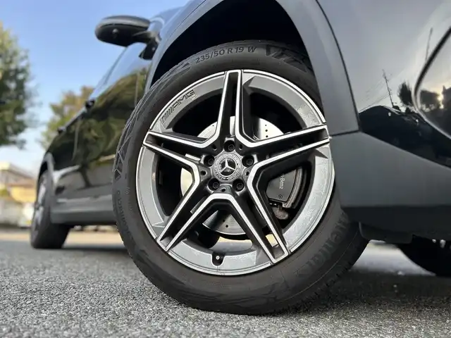 メルセデス・ベンツ Ｍ・ベンツ ＧＬＡ２００ｄ 4マチック AMGライン 東京都 2022(令4)年 0.9万km コスモスブラック 純正ユーザーエクスペリエンスナビ/・Bluetoothオーディオ/USBオーディオ/・AppleCarPlay/AndroidAuto/レーダーセーフティパッケージ/360°カメラシステム/パノラミックスライディングルーフ/マルチビームLEDヘッドランプ/パワーシート/シートヒーター（前席）/レッドステッチ入ディンプルナッパ革ステアリングホイール/取扱説明書/保証書/・ディーラー点検記録簿（R5/R6/R7）/スペアキー1本