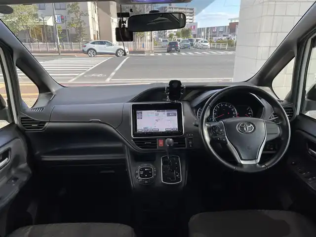 トヨタ ノア Si 岡山県 2014(平26)年 9.8万km ホワイトパールクリスタルシャイン 登録時走行距離97451km/フリップダウン後席モニター/純正SDナビ/(AM/FM/TV/DISC/BT)/アイドリングストップ/MTモード付AT/バックカメラ/ビルトインETC/ドライブレコーダー/両側パワースライドドア/プッシュスタート/スマートキー/純正16インチアルミホイール/キセノンヘッドライト/8人乗り