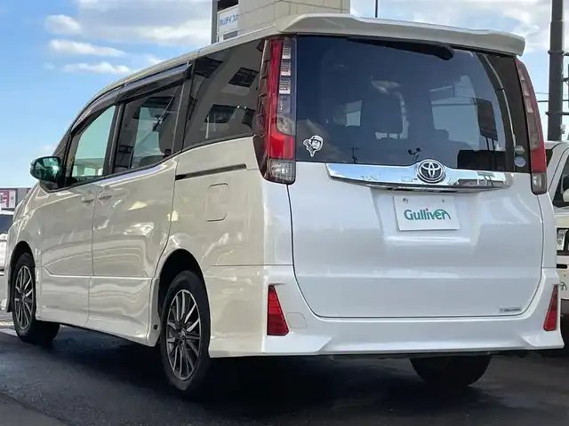 トヨタ ノア Si 岡山県 2014(平26)年 9.8万km ホワイトパールクリスタルシャイン 登録時走行距離97451km/フリップダウン後席モニター/純正SDナビ/(AM/FM/TV/DISC/BT)/アイドリングストップ/MTモード付AT/バックカメラ/ビルトインETC/ドライブレコーダー/両側パワースライドドア/プッシュスタート/スマートキー/純正16インチアルミホイール/キセノンヘッドライト/8人乗り