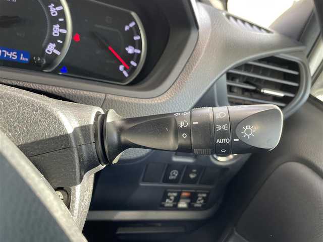 トヨタ ノア Si 岡山県 2014(平26)年 9.8万km ホワイトパールクリスタルシャイン 登録時走行距離97451km/フリップダウン後席モニター/純正SDナビ/(AM/FM/TV/DISC/BT)/アイドリングストップ/MTモード付AT/バックカメラ/ビルトインETC/ドライブレコーダー/両側パワースライドドア/プッシュスタート/スマートキー/純正16インチアルミホイール/キセノンヘッドライト/8人乗り