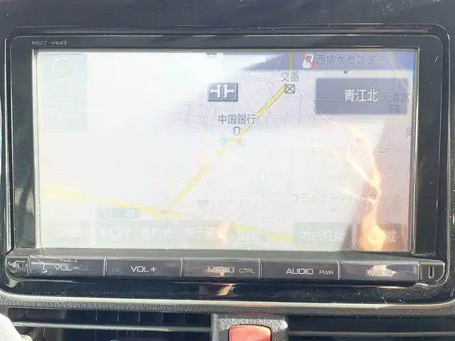 トヨタ ノア Si 岡山県 2014(平26)年 9.8万km ホワイトパールクリスタルシャイン 登録時走行距離97451km/フリップダウン後席モニター/純正SDナビ/(AM/FM/TV/DISC/BT)/アイドリングストップ/MTモード付AT/バックカメラ/ビルトインETC/ドライブレコーダー/両側パワースライドドア/プッシュスタート/スマートキー/純正16インチアルミホイール/キセノンヘッドライト/8人乗り