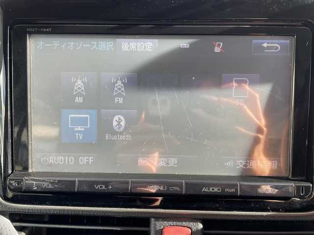 トヨタ ノア Si 岡山県 2014(平26)年 9.8万km ホワイトパールクリスタルシャイン 登録時走行距離97451km/フリップダウン後席モニター/純正SDナビ/(AM/FM/TV/DISC/BT)/アイドリングストップ/MTモード付AT/バックカメラ/ビルトインETC/ドライブレコーダー/両側パワースライドドア/プッシュスタート/スマートキー/純正16インチアルミホイール/キセノンヘッドライト/8人乗り