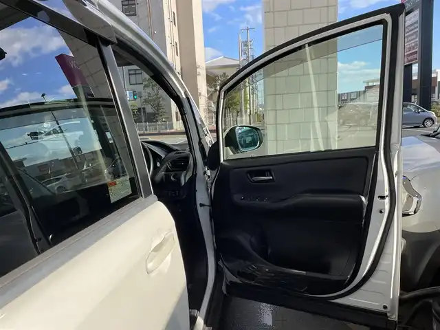 トヨタ ノア Si 岡山県 2014(平26)年 9.8万km ホワイトパールクリスタルシャイン 登録時走行距離97451km/フリップダウン後席モニター/純正SDナビ/(AM/FM/TV/DISC/BT)/アイドリングストップ/MTモード付AT/バックカメラ/ビルトインETC/ドライブレコーダー/両側パワースライドドア/プッシュスタート/スマートキー/純正16インチアルミホイール/キセノンヘッドライト/8人乗り