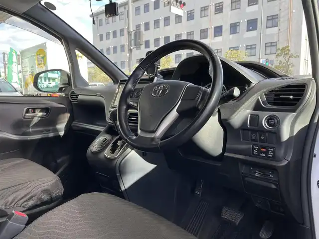 トヨタ ノア Si 岡山県 2014(平26)年 9.8万km ホワイトパールクリスタルシャイン 登録時走行距離97451km/フリップダウン後席モニター/純正SDナビ/(AM/FM/TV/DISC/BT)/アイドリングストップ/MTモード付AT/バックカメラ/ビルトインETC/ドライブレコーダー/両側パワースライドドア/プッシュスタート/スマートキー/純正16インチアルミホイール/キセノンヘッドライト/8人乗り