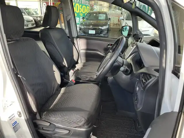 トヨタ ノア Si 岡山県 2014(平26)年 9.8万km ホワイトパールクリスタルシャイン 登録時走行距離97451km/フリップダウン後席モニター/純正SDナビ/(AM/FM/TV/DISC/BT)/アイドリングストップ/MTモード付AT/バックカメラ/ビルトインETC/ドライブレコーダー/両側パワースライドドア/プッシュスタート/スマートキー/純正16インチアルミホイール/キセノンヘッドライト/8人乗り