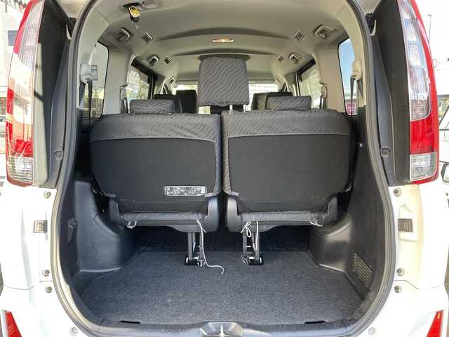 トヨタ ノア Si 岡山県 2014(平26)年 9.8万km ホワイトパールクリスタルシャイン 登録時走行距離97451km/フリップダウン後席モニター/純正SDナビ/(AM/FM/TV/DISC/BT)/アイドリングストップ/MTモード付AT/バックカメラ/ビルトインETC/ドライブレコーダー/両側パワースライドドア/プッシュスタート/スマートキー/純正16インチアルミホイール/キセノンヘッドライト/8人乗り