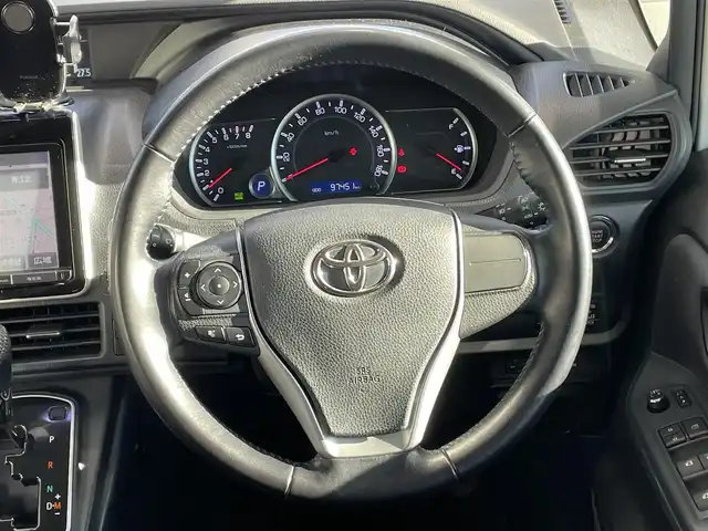 トヨタ ノア Si 岡山県 2014(平26)年 9.8万km ホワイトパールクリスタルシャイン 登録時走行距離97451km/フリップダウン後席モニター/純正SDナビ/(AM/FM/TV/DISC/BT)/アイドリングストップ/MTモード付AT/バックカメラ/ビルトインETC/ドライブレコーダー/両側パワースライドドア/プッシュスタート/スマートキー/純正16インチアルミホイール/キセノンヘッドライト/8人乗り