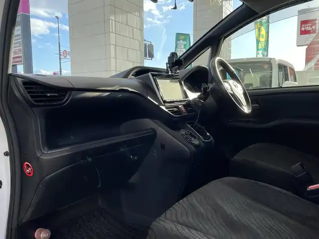 トヨタ ノア Si 岡山県 2014(平26)年 9.8万km ホワイトパールクリスタルシャイン 登録時走行距離97451km/フリップダウン後席モニター/純正SDナビ/(AM/FM/TV/DISC/BT)/アイドリングストップ/MTモード付AT/バックカメラ/ビルトインETC/ドライブレコーダー/両側パワースライドドア/プッシュスタート/スマートキー/純正16インチアルミホイール/キセノンヘッドライト/8人乗り