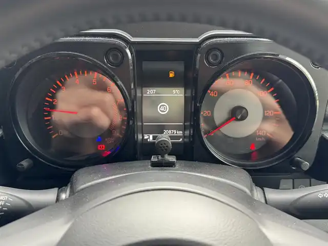 スズキ ジムニー XC 滋賀県 2023(令5)年 2.1万km シルキーシルバーメタリック Ａｌｐｉｎｅ１１インチディスプレイオーディオ/（AppleCarPlay/AndroidAuto/HDMI/USB)/バックカメラ/前席シートヒーター/クルーズコントロール/ＬＥＤライト/純正ゴムフロアマット/純正アルミホイール/スマートキー/プッシュスタート