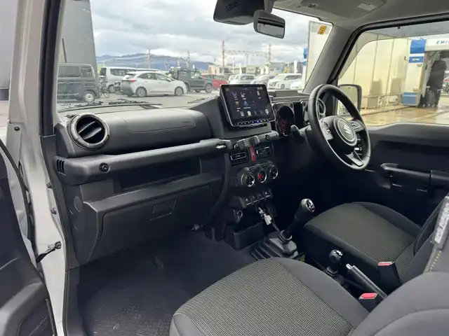 スズキ ジムニー XC 滋賀県 2023(令5)年 2.1万km シルキーシルバーメタリック Ａｌｐｉｎｅ１１インチディスプレイオーディオ/（AppleCarPlay/AndroidAuto/HDMI/USB)/バックカメラ/前席シートヒーター/クルーズコントロール/ＬＥＤライト/純正ゴムフロアマット/純正アルミホイール/スマートキー/プッシュスタート