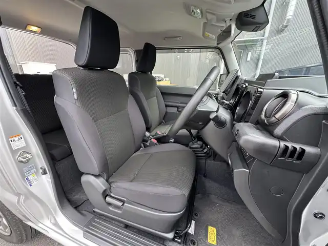 スズキ ジムニー XC 滋賀県 2023(令5)年 2.1万km シルキーシルバーメタリック Ａｌｐｉｎｅ１１インチディスプレイオーディオ/（AppleCarPlay/AndroidAuto/HDMI/USB)/バックカメラ/前席シートヒーター/クルーズコントロール/ＬＥＤライト/純正ゴムフロアマット/純正アルミホイール/スマートキー/プッシュスタート