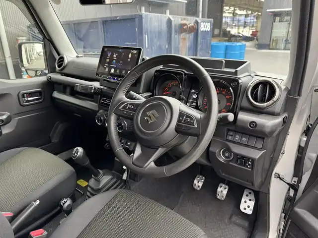 スズキ ジムニー XC 滋賀県 2023(令5)年 2.1万km シルキーシルバーメタリック Ａｌｐｉｎｅ１１インチディスプレイオーディオ/（AppleCarPlay/AndroidAuto/HDMI/USB)/バックカメラ/前席シートヒーター/クルーズコントロール/ＬＥＤライト/純正ゴムフロアマット/純正アルミホイール/スマートキー/プッシュスタート