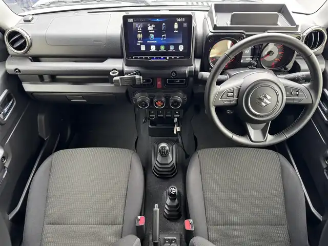 スズキ ジムニー XC 滋賀県 2023(令5)年 2.1万km シルキーシルバーメタリック Ａｌｐｉｎｅ１１インチディスプレイオーディオ/（AppleCarPlay/AndroidAuto/HDMI/USB)/バックカメラ/前席シートヒーター/クルーズコントロール/ＬＥＤライト/純正ゴムフロアマット/純正アルミホイール/スマートキー/プッシュスタート