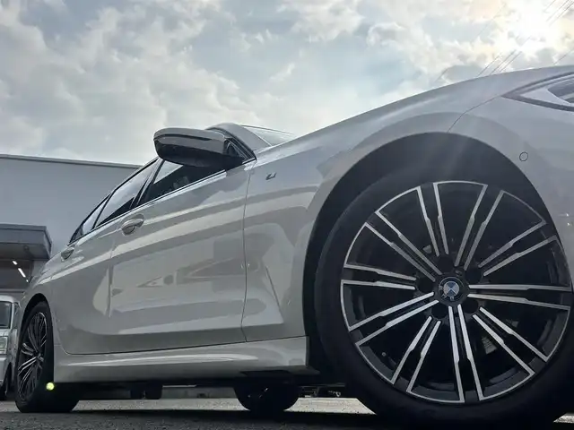 ＢＭＷ ＢＭＷ ３１８ｉ Mスポーツ 熊本県 2021(令3)年 4.3万km アルピンホワイトⅢ 純正ナビ/【フルセグTV/Bluetooth/AM/FM】/バックカメラ/衝突軽減システム/アクティブクルーズコントロール/ブラインドスポットモニター/インテリジェントセーフティ/コーナーセンサー/パワーシート（D/N)/パドルシフト/純正18インチアルミホイール/オートLEDヘッドライト/ドライブレコーダー/ETC/純正フロアマット