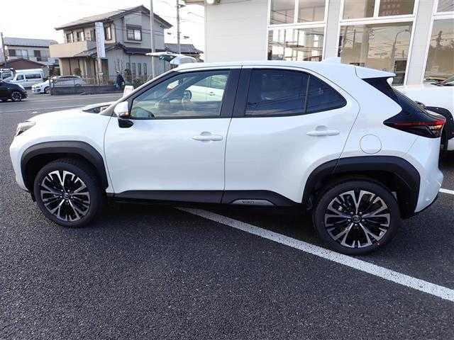 トヨタ ヤリスクロス Z 千葉県 2025(令7)年 0.1万km未満 プラチナホワイトパールマイカ 【登録済未使用車】/8型ディスプレイオーディオナビ/・コネクティドナビ対応（車載ナビ有）/・AM/FMチューナー（ワイドFM対応）/・フルセグTV/・Bluetooth対応（ハンズフリー/オーディオ）/・USB入力（動画・音楽再生/給電）/・Apple CarPlay、Android Auto対応/・HDMI入力/パノラミックビューモニター/ETC2.0/ブラインドスポットモニター（BSM）/Toyota Safety Sense/・プリクラッシュセーフティ/・レーダークルーズコントロール（全車速追従機能付）/・レーントレーシングアシスト（LTA）/・ロードサインアシスト（RSA）/・アダプティブハイビームシステム（AHS)/・オートマチックハイビーム（AHB)/・ロードサインアシスト（RSA)/純正18インチアルミホイール/前席シートヒーター/オートホールド/革巻ステアリング/ステアリングスイッチ/ハーフレザー（合成皮革/ツィード調ファブリック）/ウインカーミラー/パワーシート/LEDヘッドランプ/プッシュスタート/スマートキー×2/取扱説明書/保証書/