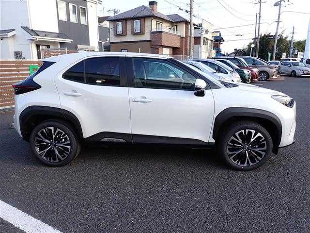 トヨタ ヤリスクロス Z 千葉県 2025(令7)年 0.1万km未満 プラチナホワイトパールマイカ 【登録済未使用車】/8型ディスプレイオーディオナビ/・コネクティドナビ対応（車載ナビ有）/・AM/FMチューナー（ワイドFM対応）/・フルセグTV/・Bluetooth対応（ハンズフリー/オーディオ）/・USB入力（動画・音楽再生/給電）/・Apple CarPlay、Android Auto対応/・HDMI入力/パノラミックビューモニター/ETC2.0/ブラインドスポットモニター（BSM）/Toyota Safety Sense/・プリクラッシュセーフティ/・レーダークルーズコントロール（全車速追従機能付）/・レーントレーシングアシスト（LTA）/・ロードサインアシスト（RSA）/・アダプティブハイビームシステム（AHS)/・オートマチックハイビーム（AHB)/・ロードサインアシスト（RSA)/純正18インチアルミホイール/前席シートヒーター/オートホールド/革巻ステアリング/ステアリングスイッチ/ハーフレザー（合成皮革/ツィード調ファブリック）/ウインカーミラー/パワーシート/LEDヘッドランプ/プッシュスタート/スマートキー×2/取扱説明書/保証書/