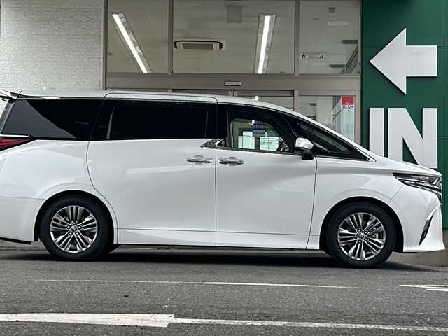 トヨタ アルファードハイブリット Z 愛知県 2024(令6)年 1.4万km プラチナホワイトパールマイカ 禁煙車/法人ワンオーナー/純正メーカーナビ、TV/パノラミックビューモニター/レザーシート/独立サンルーフ/両側パワースライドドア/トヨタチームメイト/自動駐車/ユニバーサルステップ/ヘッドアップディスプレイ/ブラインドスポットモニター/フリップダウンモニター/デジタルインナーミラー/アダプティプクルーズコントロール/レーンキープアシスト/パドルシフト/置くだけ充電/HDMI/前後コーナーセンサー/クリアランスソナー/Bluetooth/Miracast/ステアリングリモコン/ハンドルヒーター/シートヒーター（セカンドシートまで）/エアシート（セカンドシートまで）/パワーシート/メモリーシート/オットマン/後席サンシェード/AUTOHOLD/純正18アルミ/純正フロアマット/ドアバイザー/フォグランプ/LEDヘッドライト/AUTOライト/AUTOハイビーム/ETC/前後ドラレコ/スペアキー/取扱説明書/保証書