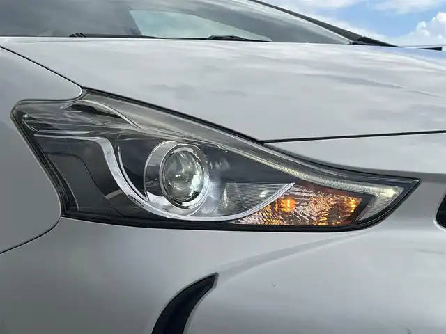 トヨタ プリウス α G 静岡県 2016(平28)年 16.4万km ホワイトパールクリスタルシャイン ハーフレザーシート/社外ナビ(アルパイン)/(CD/DVD/BT/フルセグ)/衝突被害軽減システム/バックカメラ/クルーズコントロール/レーンキープアシスト/スマートキー/ETC/ドライブレコーダー/純正フロアマット/純正16インチアルミホイール/保証書/取扱説明書