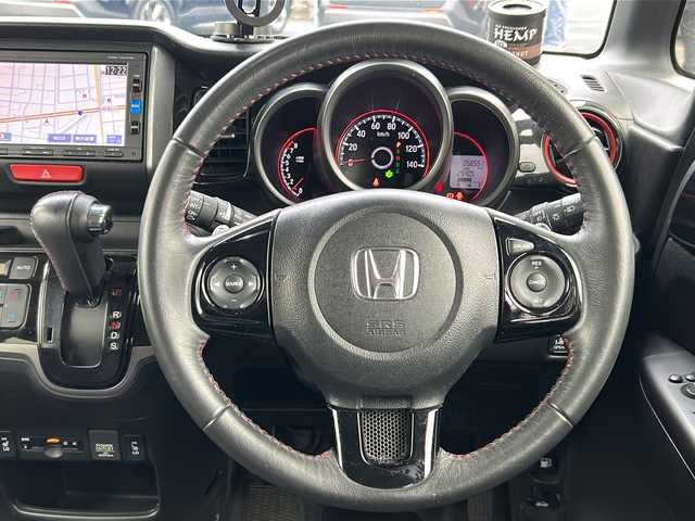 ホンダ Ｎ ＢＯＸ 2トーン カスタム ターボSSパッケージ 茨城県 2016(平28)年 5.9万km プレミアムホワイトパールⅡ 純正7インチメモリナビ【VXM-174VFXi】/(地デジTV・CD・DVD・BT・ラジオ再生)/両側パワースライドドア/CTBA/クルーズコントロール/ハーフレザーシート/シートヒーター/ETC/バックカメラ/オートライト/HIDヘッドライト/純正15inオールブラックアルミホイール/純正フロアマット/スマートキー/取扱説明書/保証書