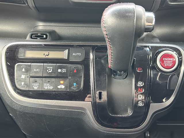 ホンダ Ｎ ＢＯＸ 2トーン カスタム ターボSSパッケージ 茨城県 2016(平28)年 5.9万km プレミアムホワイトパールⅡ 純正7インチメモリナビ【VXM-174VFXi】/(地デジTV・CD・DVD・BT・ラジオ再生)/両側パワースライドドア/CTBA/クルーズコントロール/ハーフレザーシート/シートヒーター/ETC/バックカメラ/オートライト/HIDヘッドライト/純正15inオールブラックアルミホイール/純正フロアマット/スマートキー/取扱説明書/保証書