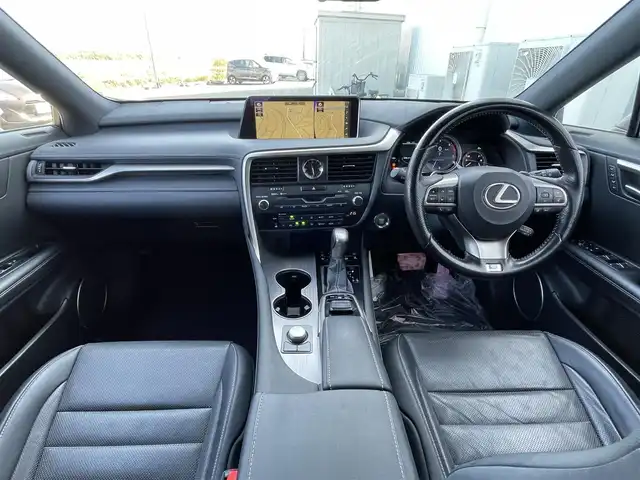 レクサス ＲＸ 200t Fスポーツ 佐賀県 2017(平29)年 6.3万km ホワイトノーヴァガラスフレーク 黒革シート/純正12.3インチSDナビゲーション/・フルセグTV/CD/DVD・BR/SD/USB/Bluetooth/バック・サイドカメラ/ビルトインETC2.0/ヘッドアップディスプレイ/パワーバックドア/リバース連動ドアミラー/100V電源/電子パーキングブレーキ/・AUTO HOLD機能/DN席パワーシート(D席メモリー機能付)/シートヒーター/シートベンチレーション/ISOFIX対応/パドルシフト/革巻きステアリング/ステアリングヒーター/ステアリングリモコン/純正20インチアルミホイール/角目三眼LEDヘッドライト/・オートマチックハイビーム/純正LEDフォグランプ/純正フロアマット/純正ドアバイザ―/新車保証書/取扱説明書/スペアキー１本/レクサスセーフティシステムプラス/・レーダークルーズコントロール/・レーンキープアシストシステム/・プリクラッシュセーフティ/・ブラインドスポットモニター/・インテリジェントクリアランスソナー