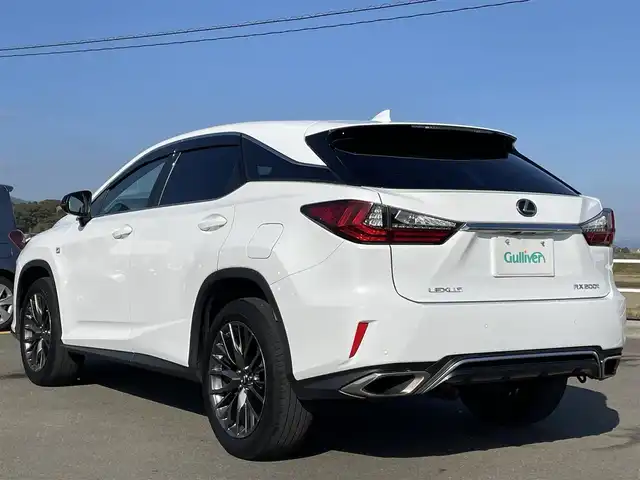 レクサス ＲＸ 200t Fスポーツ 佐賀県 2017(平29)年 6.3万km ホワイトノーヴァガラスフレーク 黒革シート/純正12.3インチSDナビゲーション/・フルセグTV/CD/DVD・BR/SD/USB/Bluetooth/バック・サイドカメラ/ビルトインETC2.0/ヘッドアップディスプレイ/パワーバックドア/リバース連動ドアミラー/100V電源/電子パーキングブレーキ/・AUTO HOLD機能/DN席パワーシート(D席メモリー機能付)/シートヒーター/シートベンチレーション/ISOFIX対応/パドルシフト/革巻きステアリング/ステアリングヒーター/ステアリングリモコン/純正20インチアルミホイール/角目三眼LEDヘッドライト/・オートマチックハイビーム/純正LEDフォグランプ/純正フロアマット/純正ドアバイザ―/新車保証書/取扱説明書/スペアキー１本/レクサスセーフティシステムプラス/・レーダークルーズコントロール/・レーンキープアシストシステム/・プリクラッシュセーフティ/・ブラインドスポットモニター/・インテリジェントクリアランスソナー