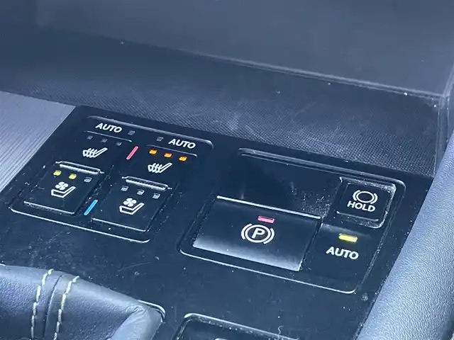 レクサス ＲＸ 200t Fスポーツ 佐賀県 2017(平29)年 6.3万km ホワイトノーヴァガラスフレーク 黒革シート/純正12.3インチSDナビゲーション/・フルセグTV/CD/DVD・BR/SD/USB/Bluetooth/バック・サイドカメラ/ビルトインETC2.0/ヘッドアップディスプレイ/パワーバックドア/リバース連動ドアミラー/100V電源/電子パーキングブレーキ/・AUTO HOLD機能/DN席パワーシート(D席メモリー機能付)/シートヒーター/シートベンチレーション/ISOFIX対応/パドルシフト/革巻きステアリング/ステアリングヒーター/ステアリングリモコン/純正20インチアルミホイール/角目三眼LEDヘッドライト/・オートマチックハイビーム/純正LEDフォグランプ/純正フロアマット/純正ドアバイザ―/新車保証書/取扱説明書/スペアキー１本/レクサスセーフティシステムプラス/・レーダークルーズコントロール/・レーンキープアシストシステム/・プリクラッシュセーフティ/・ブラインドスポットモニター/・インテリジェントクリアランスソナー