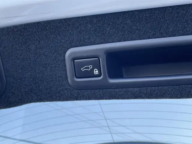 レクサス ＲＸ 200t Fスポーツ 佐賀県 2017(平29)年 6.3万km ホワイトノーヴァガラスフレーク 黒革シート/純正12.3インチSDナビゲーション/・フルセグTV/CD/DVD・BR/SD/USB/Bluetooth/バック・サイドカメラ/ビルトインETC2.0/ヘッドアップディスプレイ/パワーバックドア/リバース連動ドアミラー/100V電源/電子パーキングブレーキ/・AUTO HOLD機能/DN席パワーシート(D席メモリー機能付)/シートヒーター/シートベンチレーション/ISOFIX対応/パドルシフト/革巻きステアリング/ステアリングヒーター/ステアリングリモコン/純正20インチアルミホイール/角目三眼LEDヘッドライト/・オートマチックハイビーム/純正LEDフォグランプ/純正フロアマット/純正ドアバイザ―/新車保証書/取扱説明書/スペアキー１本/レクサスセーフティシステムプラス/・レーダークルーズコントロール/・レーンキープアシストシステム/・プリクラッシュセーフティ/・ブラインドスポットモニター/・インテリジェントクリアランスソナー