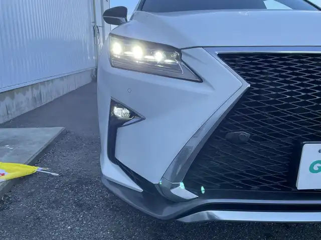 レクサス ＲＸ 200t Fスポーツ 佐賀県 2017(平29)年 6.3万km ホワイトノーヴァガラスフレーク 黒革シート/純正12.3インチSDナビゲーション/・フルセグTV/CD/DVD・BR/SD/USB/Bluetooth/バック・サイドカメラ/ビルトインETC2.0/ヘッドアップディスプレイ/パワーバックドア/リバース連動ドアミラー/100V電源/電子パーキングブレーキ/・AUTO HOLD機能/DN席パワーシート(D席メモリー機能付)/シートヒーター/シートベンチレーション/ISOFIX対応/パドルシフト/革巻きステアリング/ステアリングヒーター/ステアリングリモコン/純正20インチアルミホイール/角目三眼LEDヘッドライト/・オートマチックハイビーム/純正LEDフォグランプ/純正フロアマット/純正ドアバイザ―/新車保証書/取扱説明書/スペアキー１本/レクサスセーフティシステムプラス/・レーダークルーズコントロール/・レーンキープアシストシステム/・プリクラッシュセーフティ/・ブラインドスポットモニター/・インテリジェントクリアランスソナー
