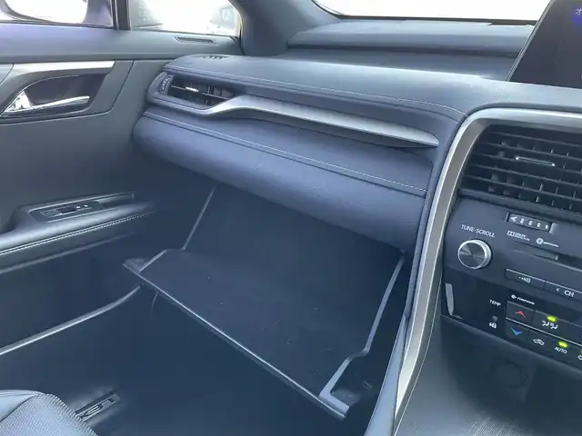 レクサス ＲＸ 200t Fスポーツ 佐賀県 2017(平29)年 6.3万km ホワイトノーヴァガラスフレーク 黒革シート/純正12.3インチSDナビゲーション/・フルセグTV/CD/DVD・BR/SD/USB/Bluetooth/バック・サイドカメラ/ビルトインETC2.0/ヘッドアップディスプレイ/パワーバックドア/リバース連動ドアミラー/100V電源/電子パーキングブレーキ/・AUTO HOLD機能/DN席パワーシート(D席メモリー機能付)/シートヒーター/シートベンチレーション/ISOFIX対応/パドルシフト/革巻きステアリング/ステアリングヒーター/ステアリングリモコン/純正20インチアルミホイール/角目三眼LEDヘッドライト/・オートマチックハイビーム/純正LEDフォグランプ/純正フロアマット/純正ドアバイザ―/新車保証書/取扱説明書/スペアキー１本/レクサスセーフティシステムプラス/・レーダークルーズコントロール/・レーンキープアシストシステム/・プリクラッシュセーフティ/・ブラインドスポットモニター/・インテリジェントクリアランスソナー