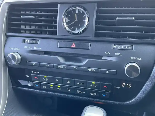 レクサス ＲＸ 200t Fスポーツ 佐賀県 2017(平29)年 6.3万km ホワイトノーヴァガラスフレーク 黒革シート/純正12.3インチSDナビゲーション/・フルセグTV/CD/DVD・BR/SD/USB/Bluetooth/バック・サイドカメラ/ビルトインETC2.0/ヘッドアップディスプレイ/パワーバックドア/リバース連動ドアミラー/100V電源/電子パーキングブレーキ/・AUTO HOLD機能/DN席パワーシート(D席メモリー機能付)/シートヒーター/シートベンチレーション/ISOFIX対応/パドルシフト/革巻きステアリング/ステアリングヒーター/ステアリングリモコン/純正20インチアルミホイール/角目三眼LEDヘッドライト/・オートマチックハイビーム/純正LEDフォグランプ/純正フロアマット/純正ドアバイザ―/新車保証書/取扱説明書/スペアキー１本/レクサスセーフティシステムプラス/・レーダークルーズコントロール/・レーンキープアシストシステム/・プリクラッシュセーフティ/・ブラインドスポットモニター/・インテリジェントクリアランスソナー