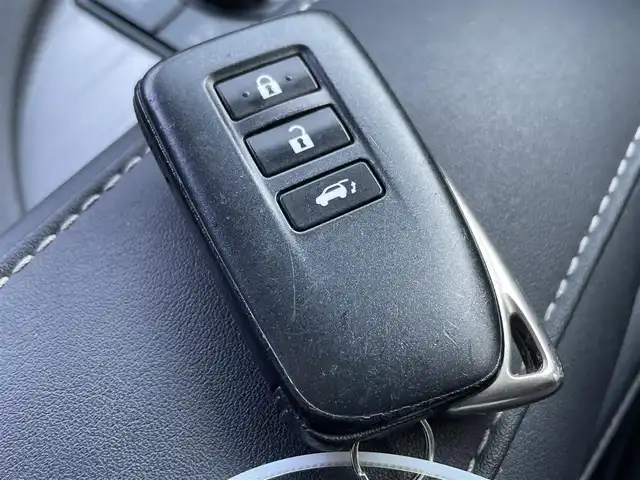 レクサス ＲＸ 200t Fスポーツ 佐賀県 2017(平29)年 6.3万km ホワイトノーヴァガラスフレーク 黒革シート/純正12.3インチSDナビゲーション/・フルセグTV/CD/DVD・BR/SD/USB/Bluetooth/バック・サイドカメラ/ビルトインETC2.0/ヘッドアップディスプレイ/パワーバックドア/リバース連動ドアミラー/100V電源/電子パーキングブレーキ/・AUTO HOLD機能/DN席パワーシート(D席メモリー機能付)/シートヒーター/シートベンチレーション/ISOFIX対応/パドルシフト/革巻きステアリング/ステアリングヒーター/ステアリングリモコン/純正20インチアルミホイール/角目三眼LEDヘッドライト/・オートマチックハイビーム/純正LEDフォグランプ/純正フロアマット/純正ドアバイザ―/新車保証書/取扱説明書/スペアキー１本/レクサスセーフティシステムプラス/・レーダークルーズコントロール/・レーンキープアシストシステム/・プリクラッシュセーフティ/・ブラインドスポットモニター/・インテリジェントクリアランスソナー