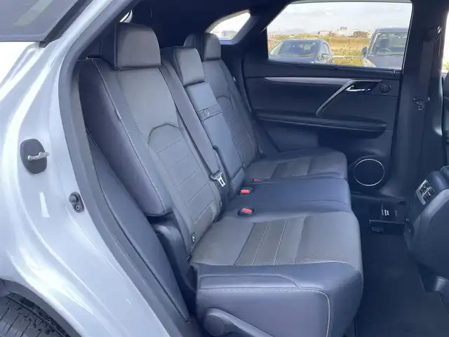 レクサス ＲＸ 200t Fスポーツ 佐賀県 2017(平29)年 6.3万km ホワイトノーヴァガラスフレーク 黒革シート/純正12.3インチSDナビゲーション/・フルセグTV/CD/DVD・BR/SD/USB/Bluetooth/バック・サイドカメラ/ビルトインETC2.0/ヘッドアップディスプレイ/パワーバックドア/リバース連動ドアミラー/100V電源/電子パーキングブレーキ/・AUTO HOLD機能/DN席パワーシート(D席メモリー機能付)/シートヒーター/シートベンチレーション/ISOFIX対応/パドルシフト/革巻きステアリング/ステアリングヒーター/ステアリングリモコン/純正20インチアルミホイール/角目三眼LEDヘッドライト/・オートマチックハイビーム/純正LEDフォグランプ/純正フロアマット/純正ドアバイザ―/新車保証書/取扱説明書/スペアキー１本/レクサスセーフティシステムプラス/・レーダークルーズコントロール/・レーンキープアシストシステム/・プリクラッシュセーフティ/・ブラインドスポットモニター/・インテリジェントクリアランスソナー