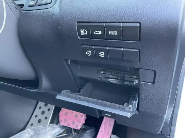 レクサス ＲＸ 200t Fスポーツ 佐賀県 2017(平29)年 6.3万km ホワイトノーヴァガラスフレーク 黒革シート/純正12.3インチSDナビゲーション/・フルセグTV/CD/DVD・BR/SD/USB/Bluetooth/バック・サイドカメラ/ビルトインETC2.0/ヘッドアップディスプレイ/パワーバックドア/リバース連動ドアミラー/100V電源/電子パーキングブレーキ/・AUTO HOLD機能/DN席パワーシート(D席メモリー機能付)/シートヒーター/シートベンチレーション/ISOFIX対応/パドルシフト/革巻きステアリング/ステアリングヒーター/ステアリングリモコン/純正20インチアルミホイール/角目三眼LEDヘッドライト/・オートマチックハイビーム/純正LEDフォグランプ/純正フロアマット/純正ドアバイザ―/新車保証書/取扱説明書/スペアキー１本/レクサスセーフティシステムプラス/・レーダークルーズコントロール/・レーンキープアシストシステム/・プリクラッシュセーフティ/・ブラインドスポットモニター/・インテリジェントクリアランスソナー