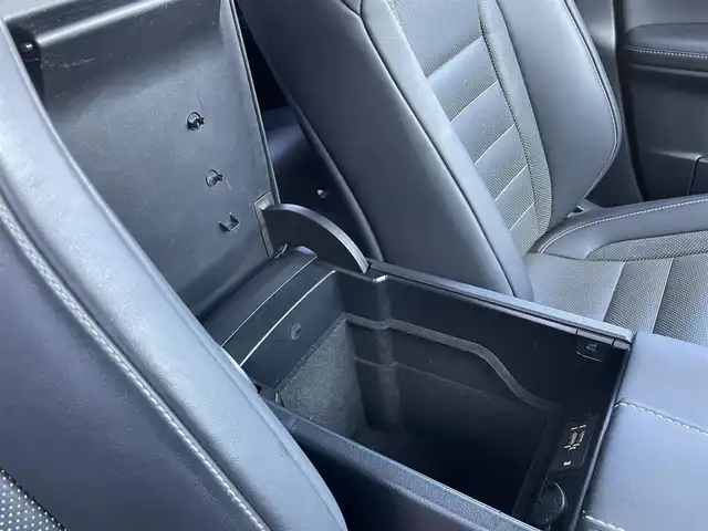 レクサス ＲＸ 200t Fスポーツ 佐賀県 2017(平29)年 6.3万km ホワイトノーヴァガラスフレーク 黒革シート/純正12.3インチSDナビゲーション/・フルセグTV/CD/DVD・BR/SD/USB/Bluetooth/バック・サイドカメラ/ビルトインETC2.0/ヘッドアップディスプレイ/パワーバックドア/リバース連動ドアミラー/100V電源/電子パーキングブレーキ/・AUTO HOLD機能/DN席パワーシート(D席メモリー機能付)/シートヒーター/シートベンチレーション/ISOFIX対応/パドルシフト/革巻きステアリング/ステアリングヒーター/ステアリングリモコン/純正20インチアルミホイール/角目三眼LEDヘッドライト/・オートマチックハイビーム/純正LEDフォグランプ/純正フロアマット/純正ドアバイザ―/新車保証書/取扱説明書/スペアキー１本/レクサスセーフティシステムプラス/・レーダークルーズコントロール/・レーンキープアシストシステム/・プリクラッシュセーフティ/・ブラインドスポットモニター/・インテリジェントクリアランスソナー