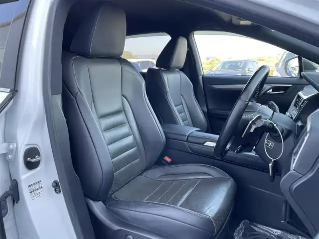 レクサス ＲＸ 200t Fスポーツ 佐賀県 2017(平29)年 6.3万km ホワイトノーヴァガラスフレーク 黒革シート/純正12.3インチSDナビゲーション/・フルセグTV/CD/DVD・BR/SD/USB/Bluetooth/バック・サイドカメラ/ビルトインETC2.0/ヘッドアップディスプレイ/パワーバックドア/リバース連動ドアミラー/100V電源/電子パーキングブレーキ/・AUTO HOLD機能/DN席パワーシート(D席メモリー機能付)/シートヒーター/シートベンチレーション/ISOFIX対応/パドルシフト/革巻きステアリング/ステアリングヒーター/ステアリングリモコン/純正20インチアルミホイール/角目三眼LEDヘッドライト/・オートマチックハイビーム/純正LEDフォグランプ/純正フロアマット/純正ドアバイザ―/新車保証書/取扱説明書/スペアキー１本/レクサスセーフティシステムプラス/・レーダークルーズコントロール/・レーンキープアシストシステム/・プリクラッシュセーフティ/・ブラインドスポットモニター/・インテリジェントクリアランスソナー